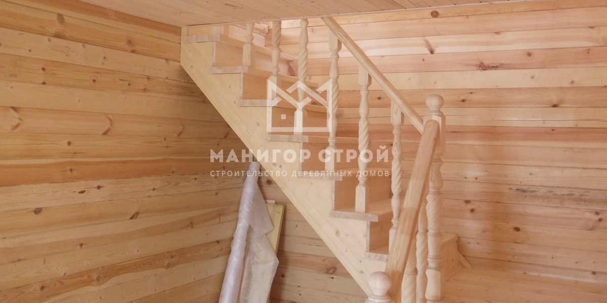 деревянная лестница при строительстве дома из профилированного бруса под ключ