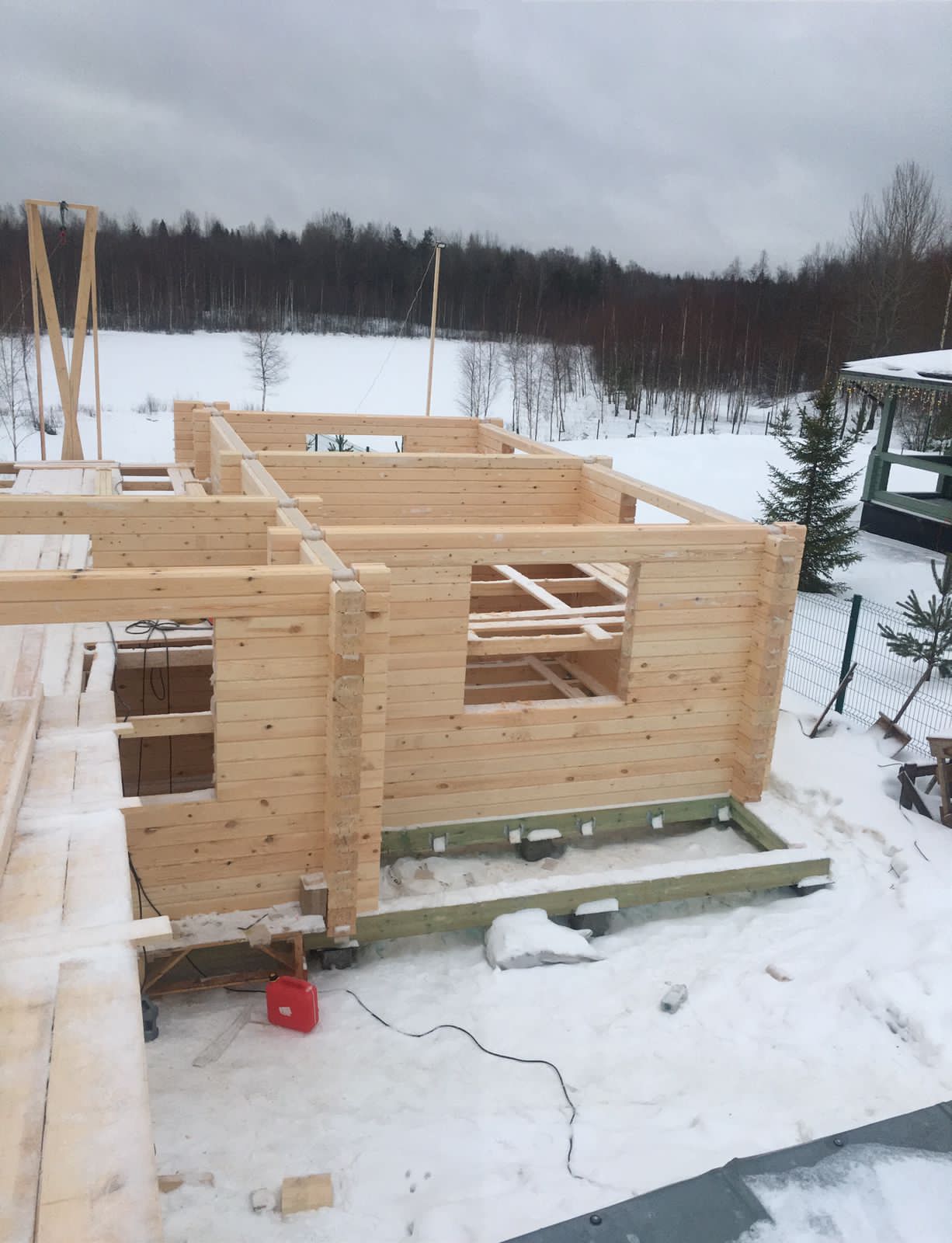 Полным ходом идет строительство дома из профилированного бруса в Ленинградской области