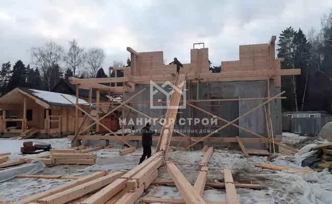 Видео статьи - Комбинированный дом и использование гусь лебедки при строительстве